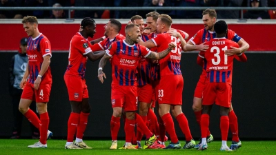 Heidenheim jubelte früh über das 1:0.  (Foto: Tom Weller/dpa)