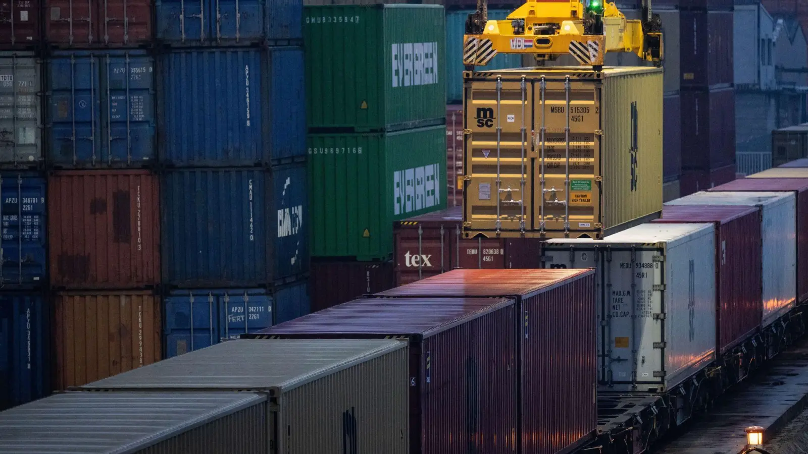 Weltweite Lieferketten sind empfindlich aufeinander abgestimmt. (Symbolbild)  (Foto: Marijan Murat/dpa)