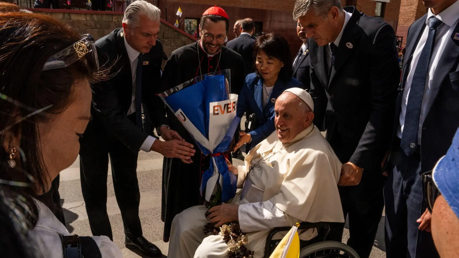 Papst Franziskus reist in die Mongolei, um eine der kleinsten und jüngsten katholischen Gemeinden der Welt zu ermutigen. (Foto: Louise Delmotte/AP/dpa)