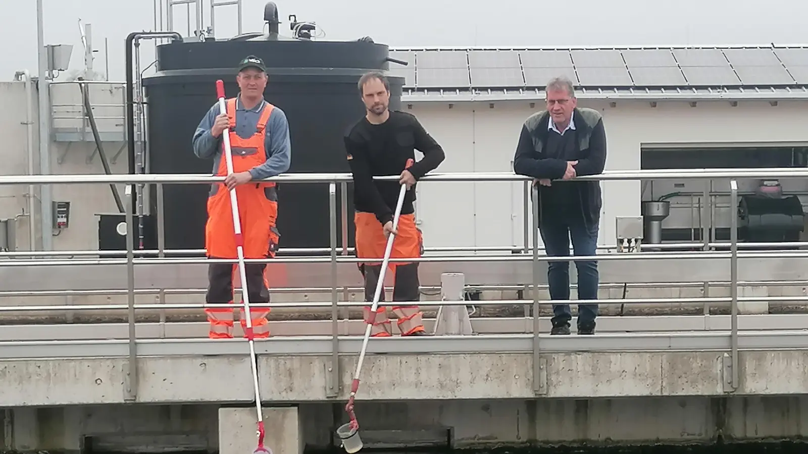 Im Beisein von Bürgermeister Friedrich Steinacker werden Wasserproben aus dem Belebungsbecken entnommen. (Foto: Friedrich Zinnecker)