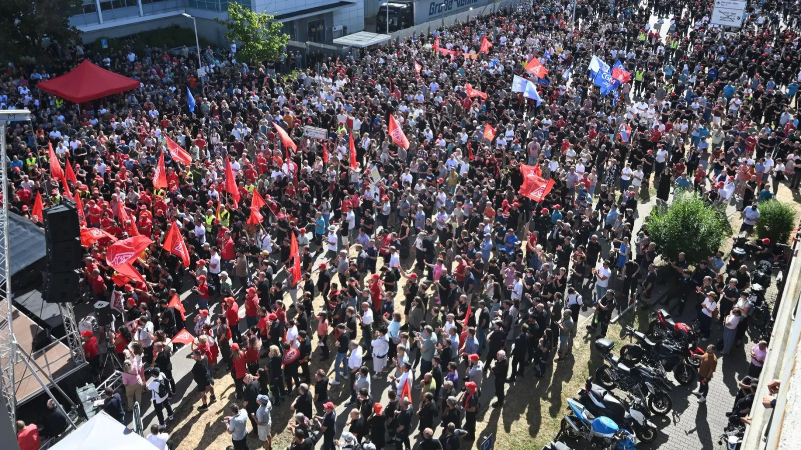 Tausende protestieren gegen den Sparkurs bei Mercedes-Benz. (Foto: Bernd Weißbrod/dpa)