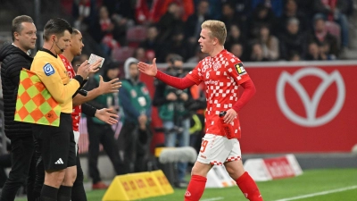 Der Mainzer Jonathan Burkardt (r) musste gegen Gladbach früh ausgewechselt werden und fällt nun länger aus. (Foto: Torsten Silz/dpa)