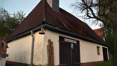 Noch liegt das ehemalige Kleinsteinacher Feuerwehrhaus noch ein wenig im Dornröschenschlaf, doch schon bald soll der Umbau losgehen, wenn es nach den Bürgerinnen und Bürgern geht. (Foto: Johannes Zimmermann)