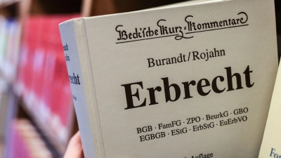 Dicker Schinken, komplexer Inhalt: Kein Wunder gibt es unter Laien viel Unsicherheit beim Thema Erbe - und manche Annahmen können zu Ärger führen. (Foto: Oliver Berg/dpa/dpa-tmn)