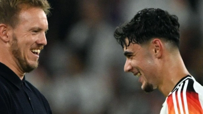 Bundestrainer Julian Nagelsmann setzt auf Aleksandar Pavlovic (r) im WM-Jahr. (Archivbild) (Foto: Federico Gambarini/dpa)