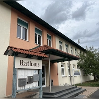 Auch für den Bereich um das Rathaus werden gerade Pläne geschmiedet. Nachdem zu Beginn des Jahres ein Ölfass ausgelaufen war, will die Gemeinde dort ebenfalls mit Hackschnitzeln heizen.  (Foto: Karl-Heinz Panzer)