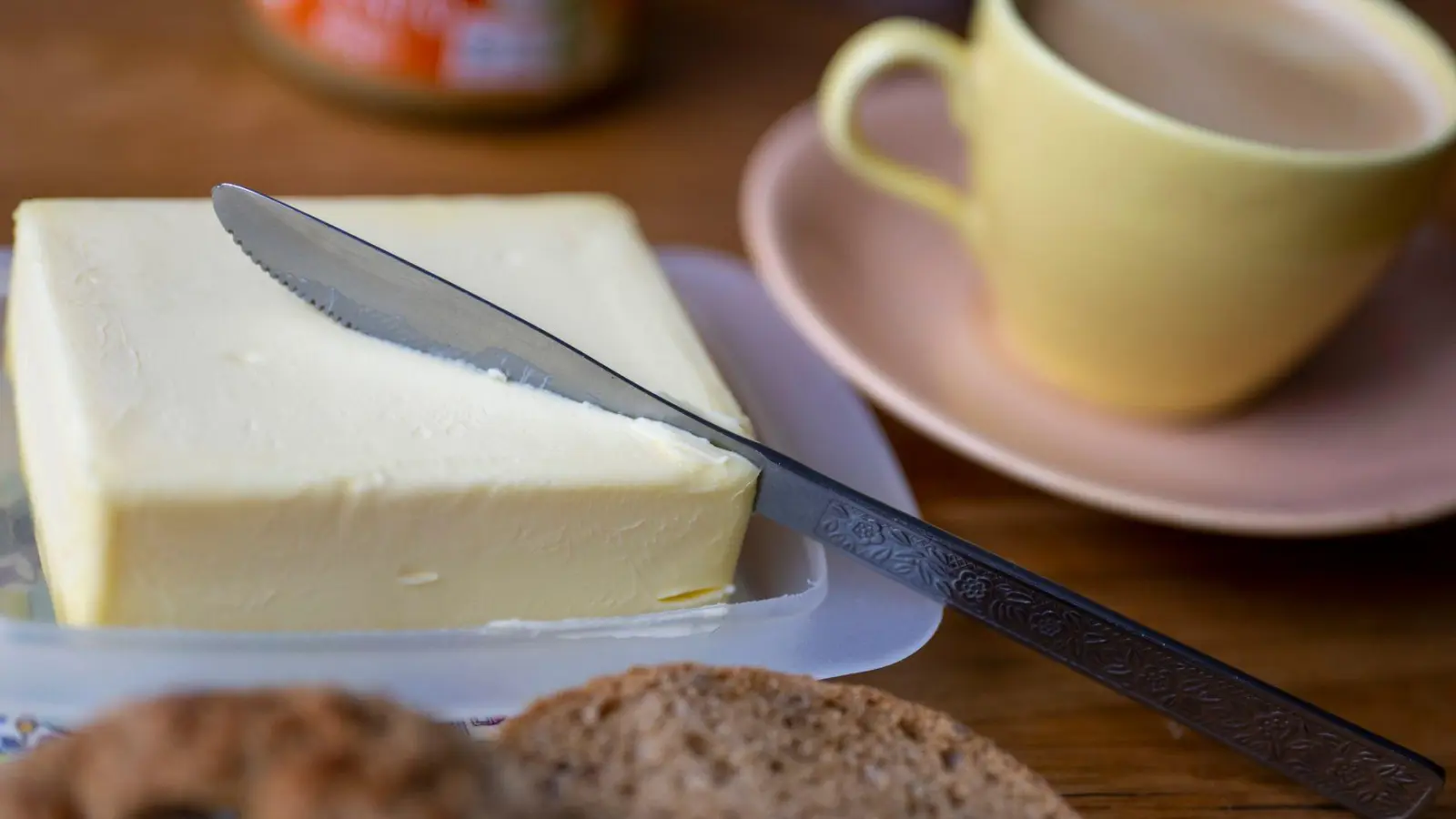 Erst im Oktober war ein Rekordpreis für Butter erreicht worden. (Symbolbild) (Foto: Monika Skolimowska/dpa)