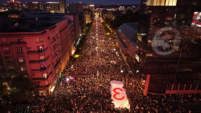 Bei der Parlamentswahl in Serbien fordert die populäre Studentenliste die Macht des Langzeitherrschers Alekandar Vucic heraus.  (Foto: Armin Durgut/AP/dpa)