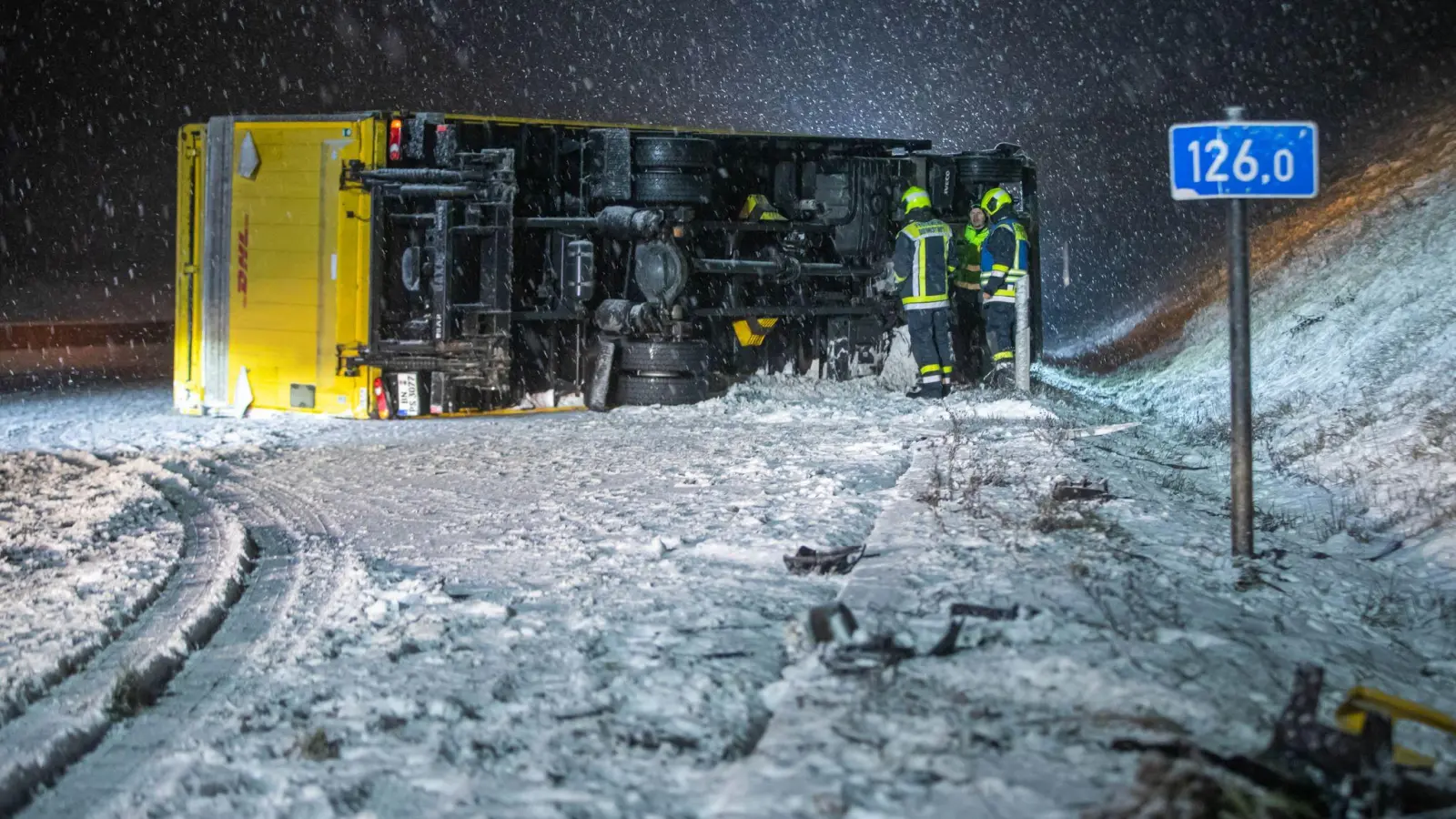 Der verunglückte Lastwagen am Rand der A8 zwischen Ulm und Merklingen. (Foto: Simon Adomat/VMD-Images/dpa)