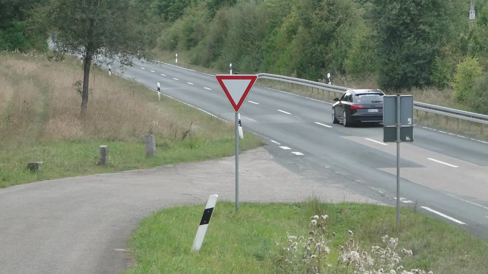 Hier, direkt südlich entlang der Staatsstraße 2246, wollen Staatliches Bauamt und die Stadt Leutershausen den Radweg nach Ansbach bauen. (Foto: Winfried Vennemann)