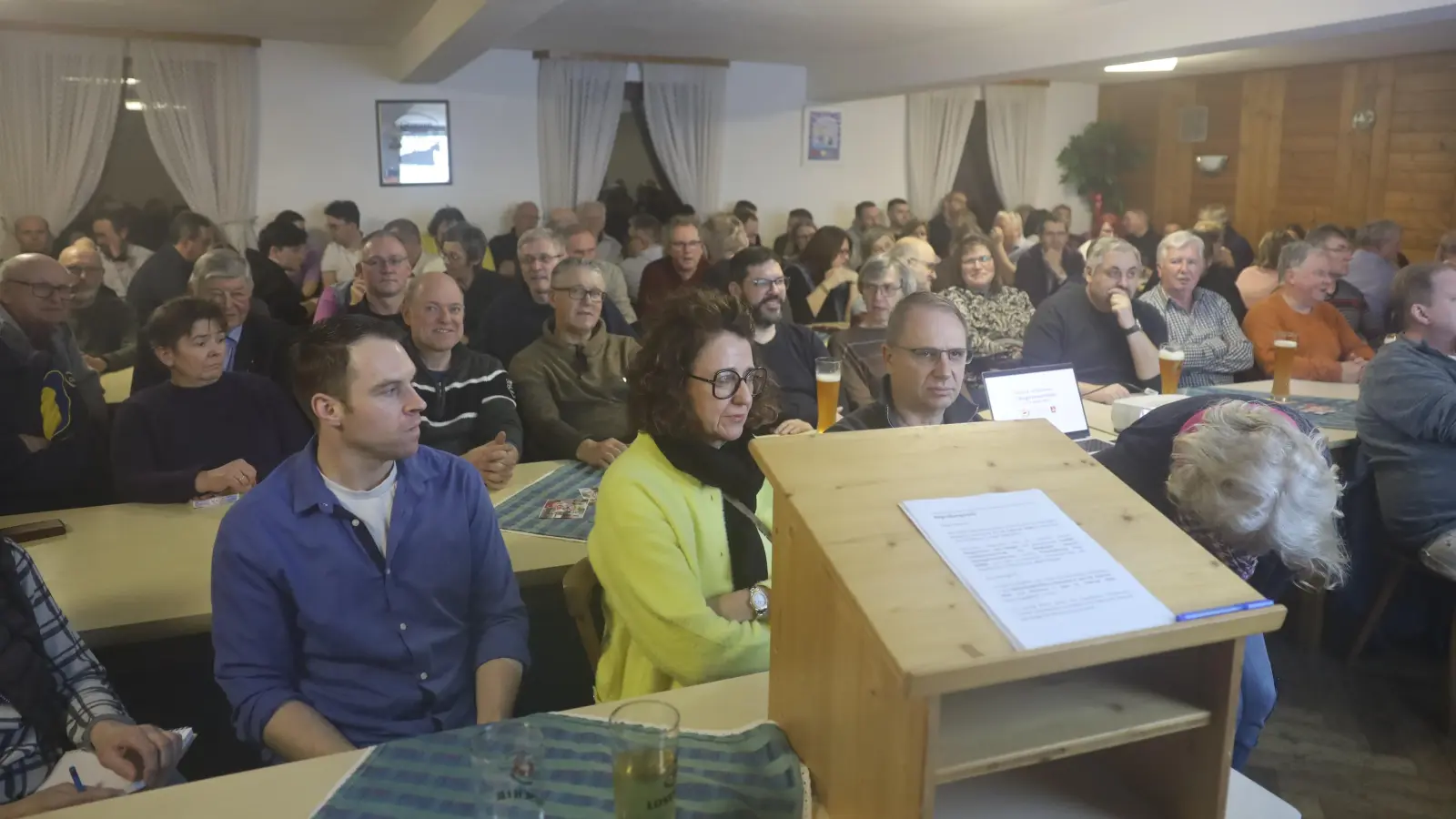 Dicht gedrängt saßen die rund 300 Gäste bei der Dachsbacher Bürgerversammlung – etliche von ihnen dürften aus Solidarität mit dem Bürgermeister gekommen sein.  (Foto: Karl-Heinz Panzer)