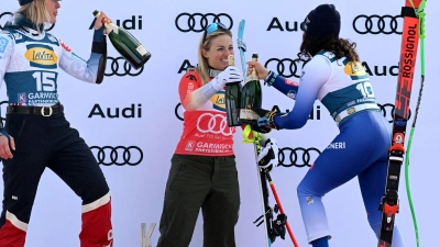 Lara Gut-Behrami (Mitte) und Federica Brignone (rechts) konnten in Garmisch gewinnen. (Foto: Angelika Warmuth/dpa)