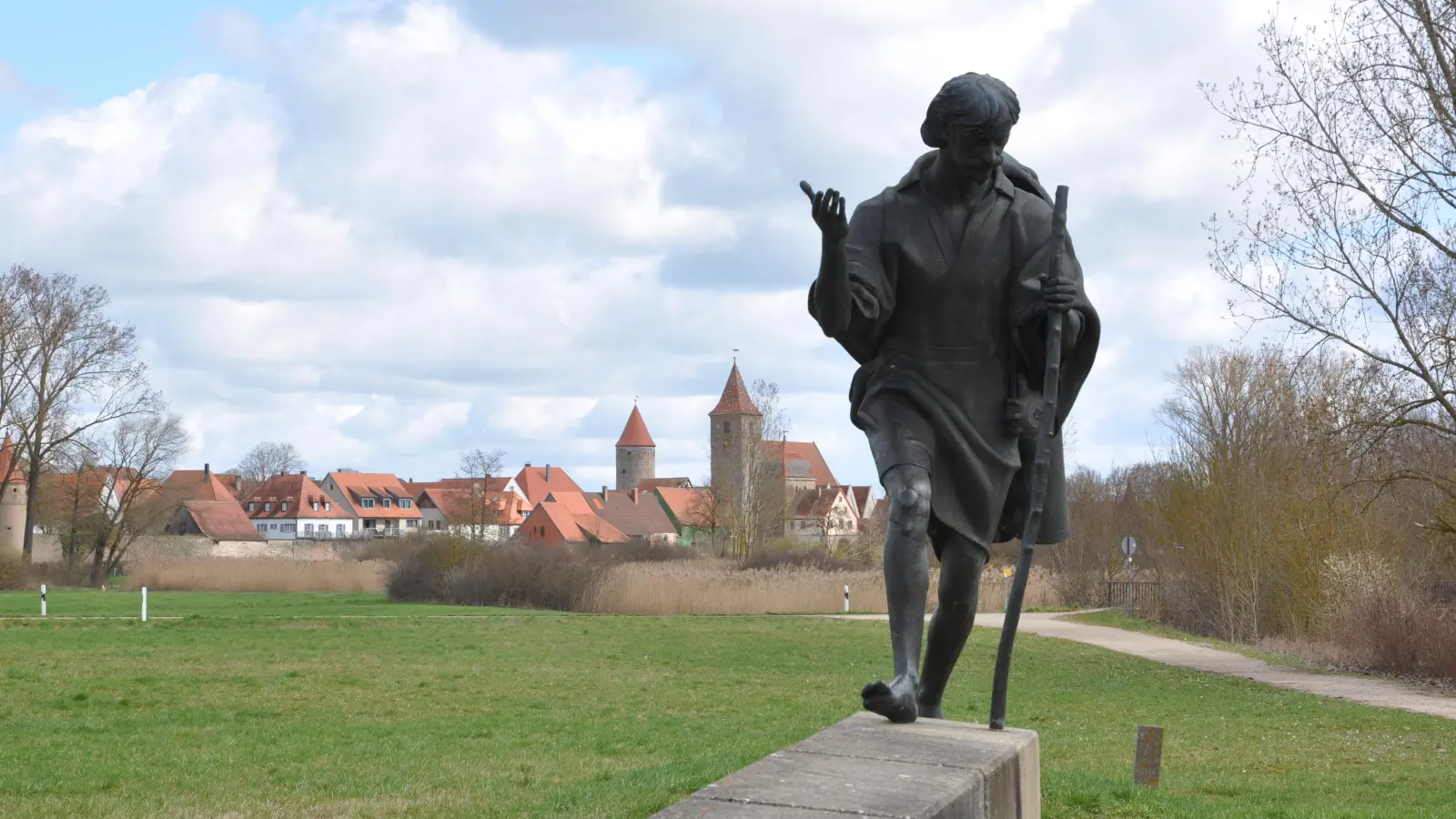 Vielleicht in etwas anderer Kluft, als sie der Apostel Jakobus trug, und notfalls auch per Bus geht es am 2. April beim Heimatwandern durch Dörfer und Flur der Stadt Ornbau. (Foto: Jonas Volland)