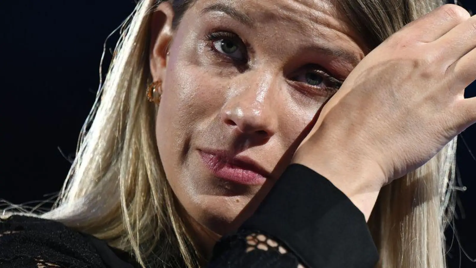 Tränen zum Abschied. (Foto: Marijan Murat/dpa)