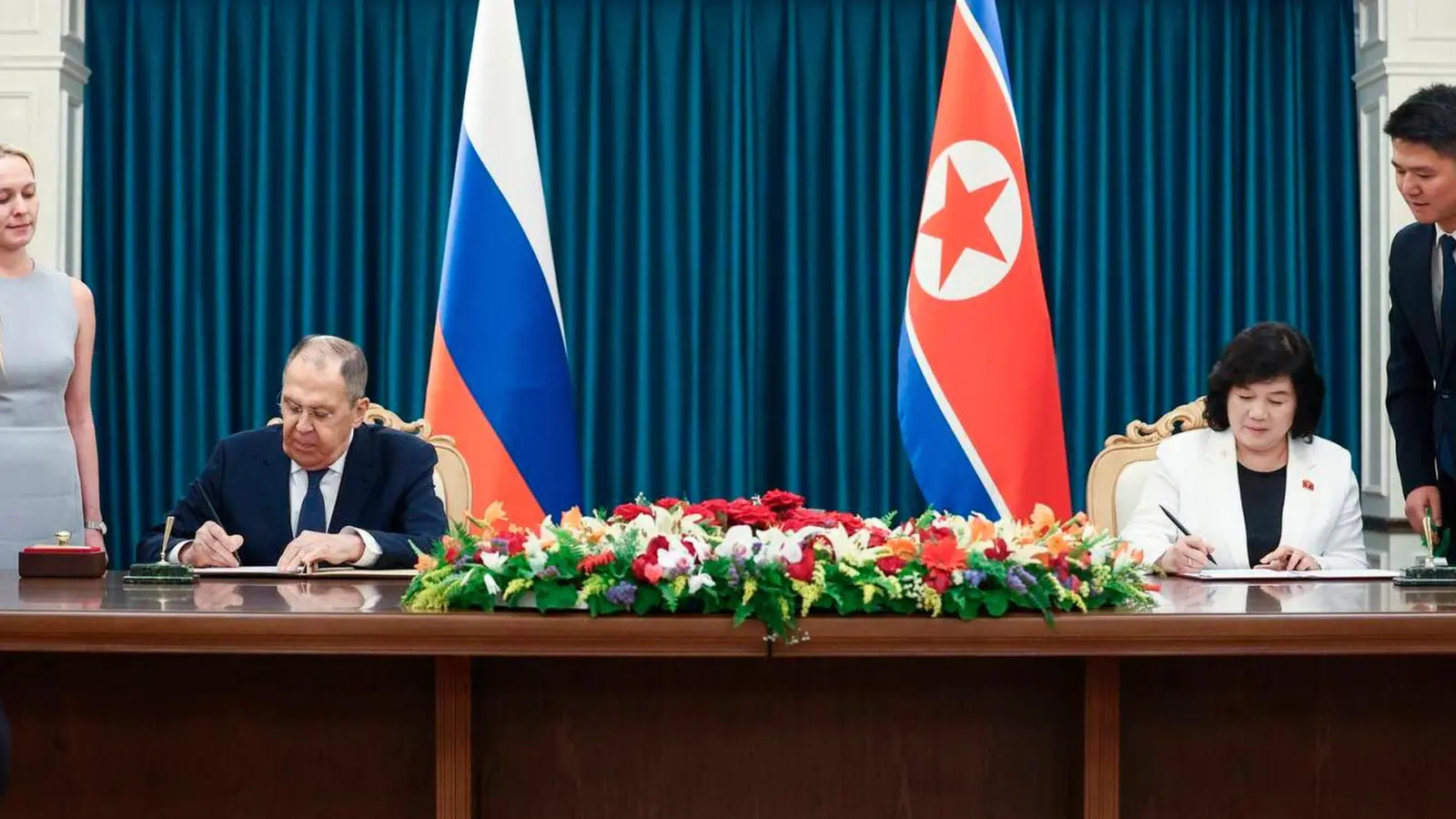 Der russische Außenminister Sergej Lawrow besucht die nordkoreanische Küstenstadt Wonsan, wo er unter anderem Gespräche mit seiner Amtskollegin Choe Son Hui geführt hat. (Foto: Uncredited/Russian Foreign Ministry Press Service/AP/dpa)