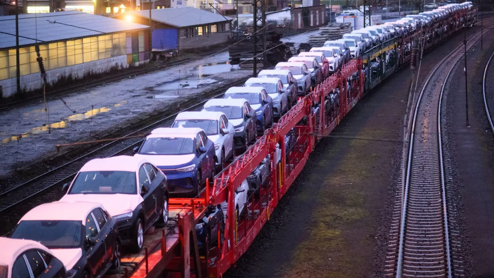 Der Verband der Automobilindustrie (VDA) geht von mehr Neuzulassungen aus als zuletzt. (Foto: Julian Stratenschulte/dpa)