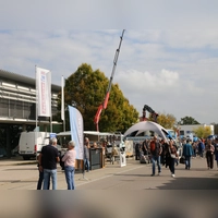 Beim Regionaltag in Herrieden präsentierten sich viele Firmen, Hersteller und Unternehmen mit ihrem Angebot den zahlreichen Besucherinnen und Besuchern. (Foto: Alexander Biernoth)