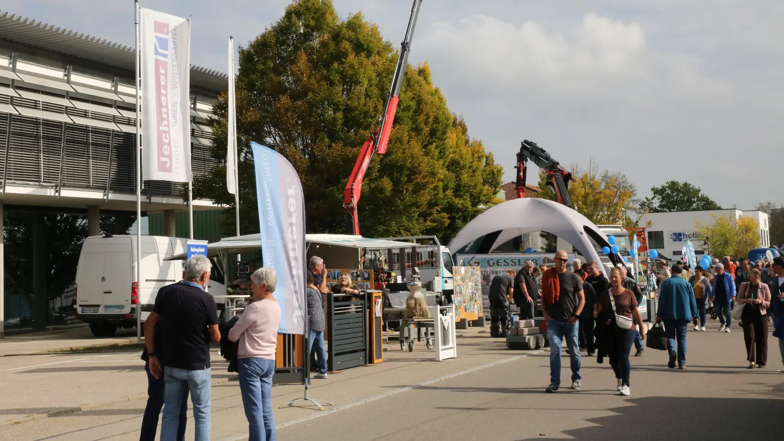 Beim Regionaltag in Herrieden präsentierten sich viele Firmen, Hersteller und Unternehmen mit ihrem Angebot den zahlreichen Besucherinnen und Besuchern. (Foto: Alexander Biernoth)