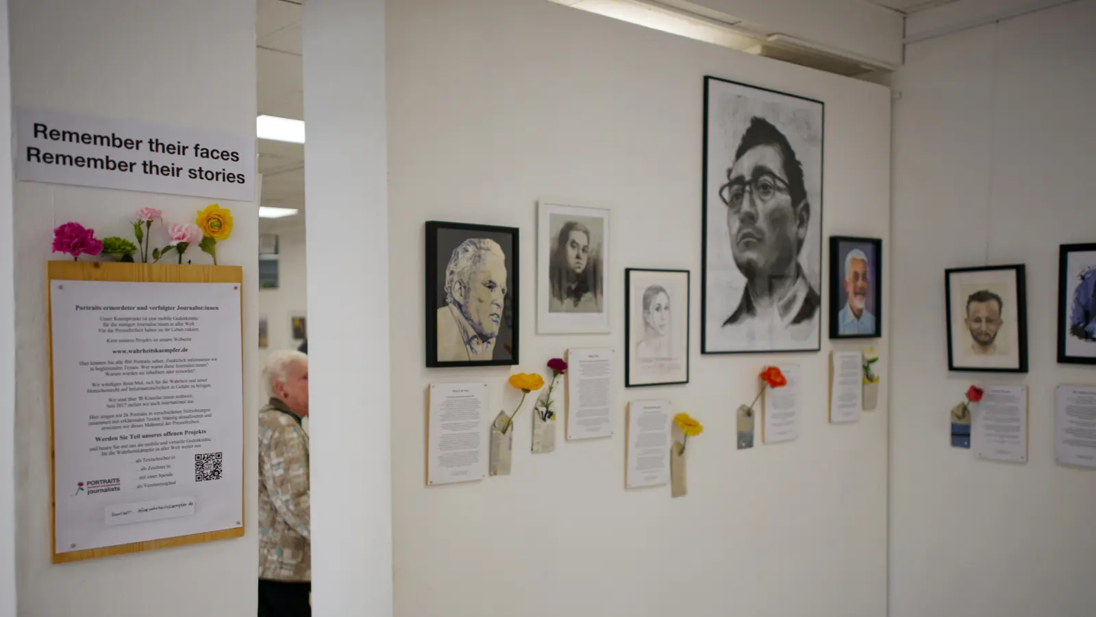 Ein Blick in den Gedenkraum für Pressefreiheit, den der Verein Wahrheitskämpfer im Frühjahr 2025 im Ansbacher Kunsthaus Reitbahn 3 gestaltete.  (Archivbild: Tizian Gerbing)