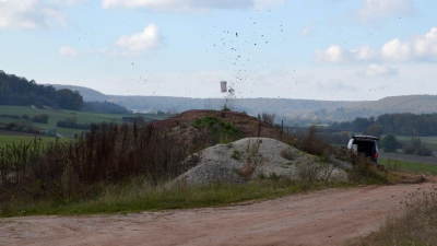 Sprengung vor hübschem Panorama: Ein kurzes Puff und schon schoss die Erde gen Himmel. Der letzte Durchgang von fünfen. (Foto: J. Zimmermann)