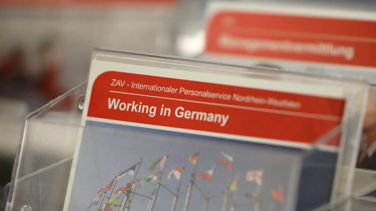 Der Zugang zur Arbeit für Ausländer wird in den Regionen innerhalb Bayerns einem Gutachten zufolge unterschiedlich gehandhabt (Symbolbild). (Foto: Oliver Berg/dpa)