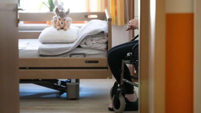 Soll die Pflege im Heim teurer werden, muss die Leitung das rechtzeitig ankündigen.  (Foto: Sebastian Kahnert/dpa/dpa-tmn)