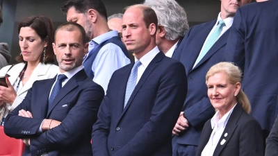 Die Three Lions erhalten in Berlin die Unterstützung von Prinz William (m.). (Foto: Marius Becker/dpa)