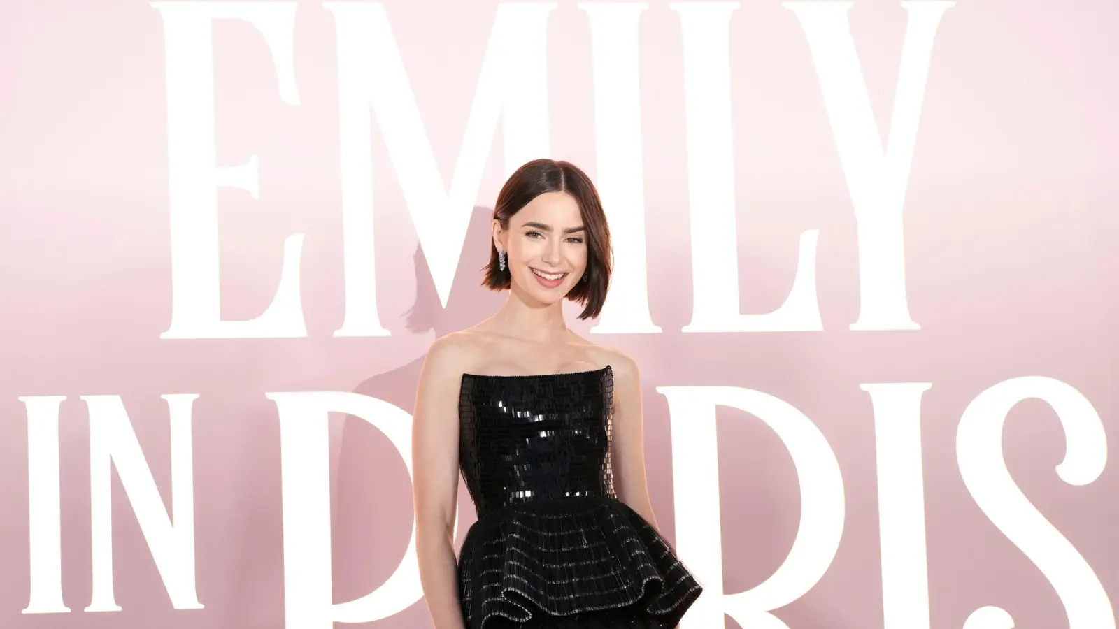 Die britische Schauspielerin Lily Collins . (Foto: Jordan Strauss/Invision/AP)