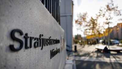 Die Bayerische Zentralstelle zur Bekämpfung von Betrug und Korruption im Gesundheitswesen (ZKG) wirft den Angeklagten vor, durch fingierte Touren- und Dienstpläne zahlreiche Leistungen abgerechnet zu haben, ohne diese wirklich erbracht zu haben. (Archivbild) (Foto: Daniel Karmann/dpa)