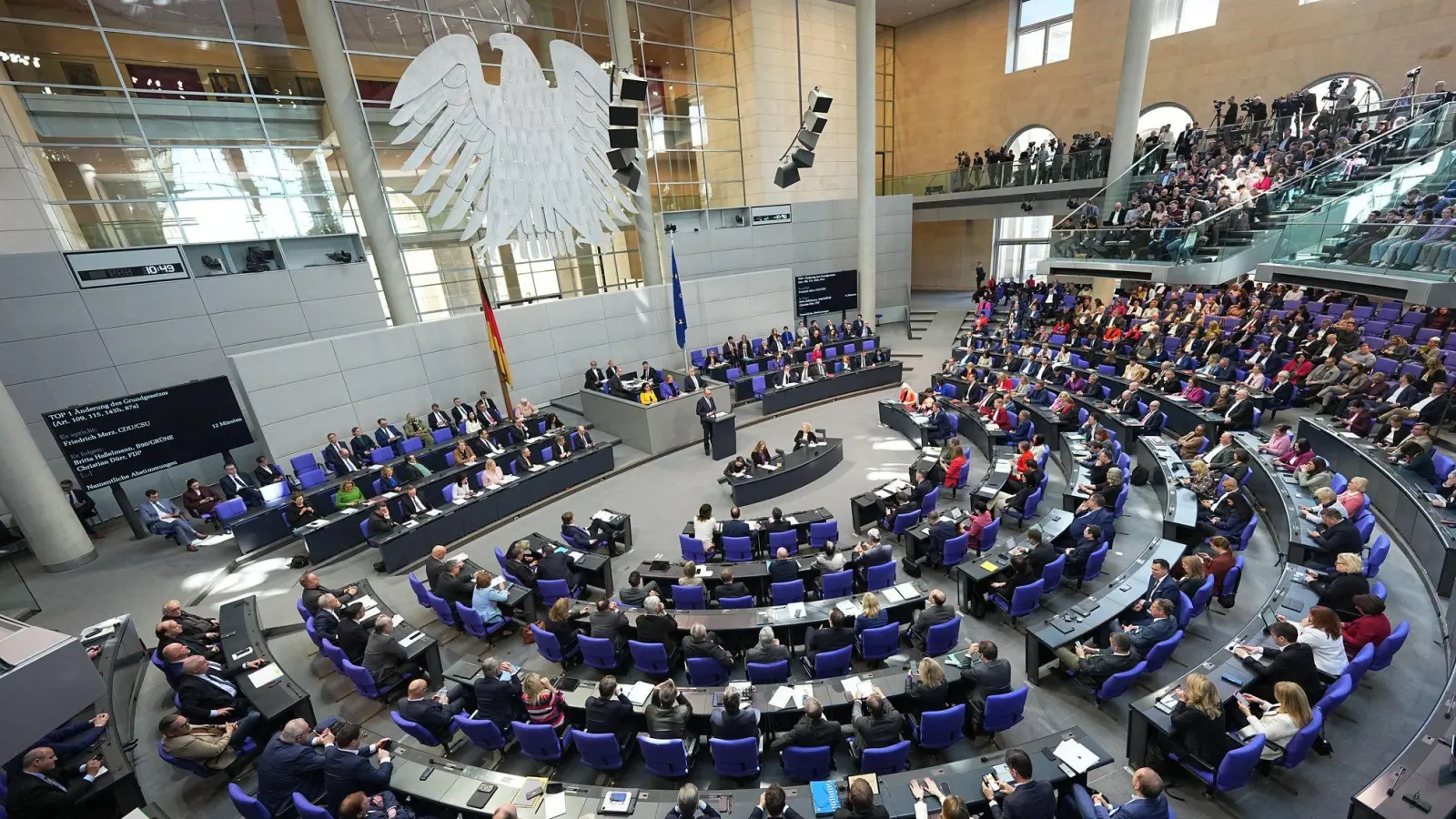 Aus den Fraktionen von Union, SPD und Grünen stimmten drei Abgeordnete mit Nein. (Foto: Michael Kappeler/dpa)