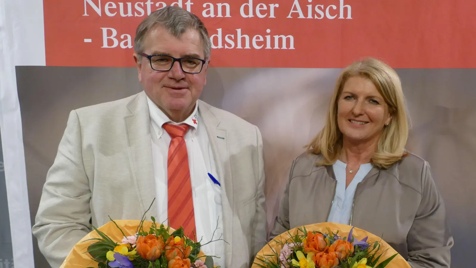 Die Blumen für Dr. Birgit Kreß und Harry Scheuenstuhl gab es augenscheinlich zu früh – die beiden werden den BRK-Kreisverband wohl noch eine Weile weiter führen müssen.  (Foto: Helmut Meixner)