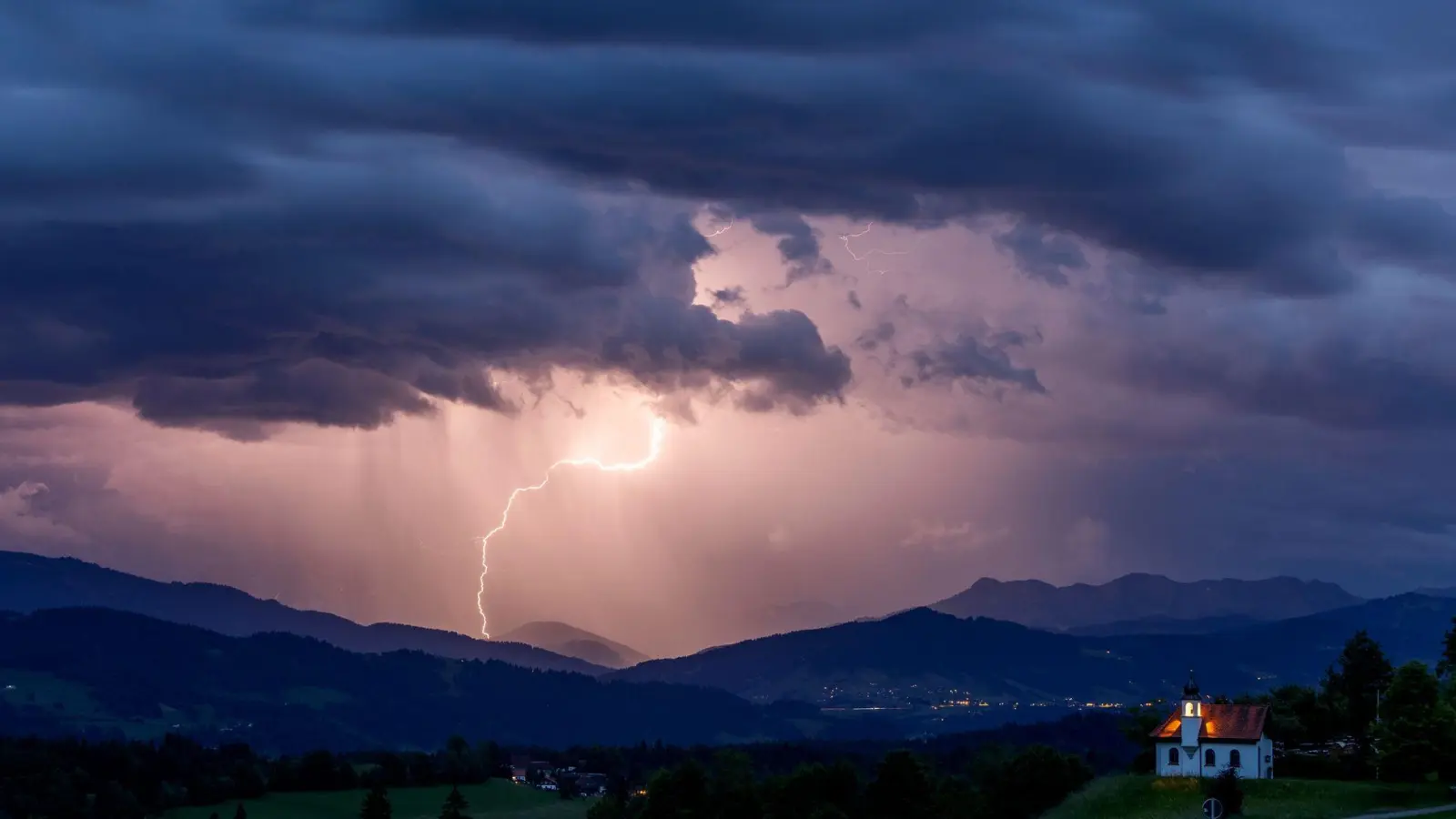 Typischerweise blitzt es am Alpenrand besonders oft. (Archivbild) (Foto: Jan Eifert/dpa)