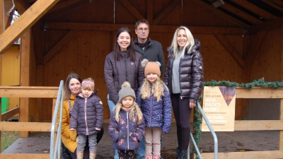 Stimmten auf die Adventszeit und den Markt im Stadtpark ein (stehend, von links): Christkind Annalena Enkler, der Leiter des Touristik Service, Philip Schürlein, und Weihnachtsmarkt-Mitorganisatorin Kyra Hoffmann. Mit im Bild sind (vorne, von rechts) die Engelchen Helene und Charlotte Huber sowie Emilia Ohr mit Mutter Ann-Mareen Ohr. (Foto: Markus Weinzierl)