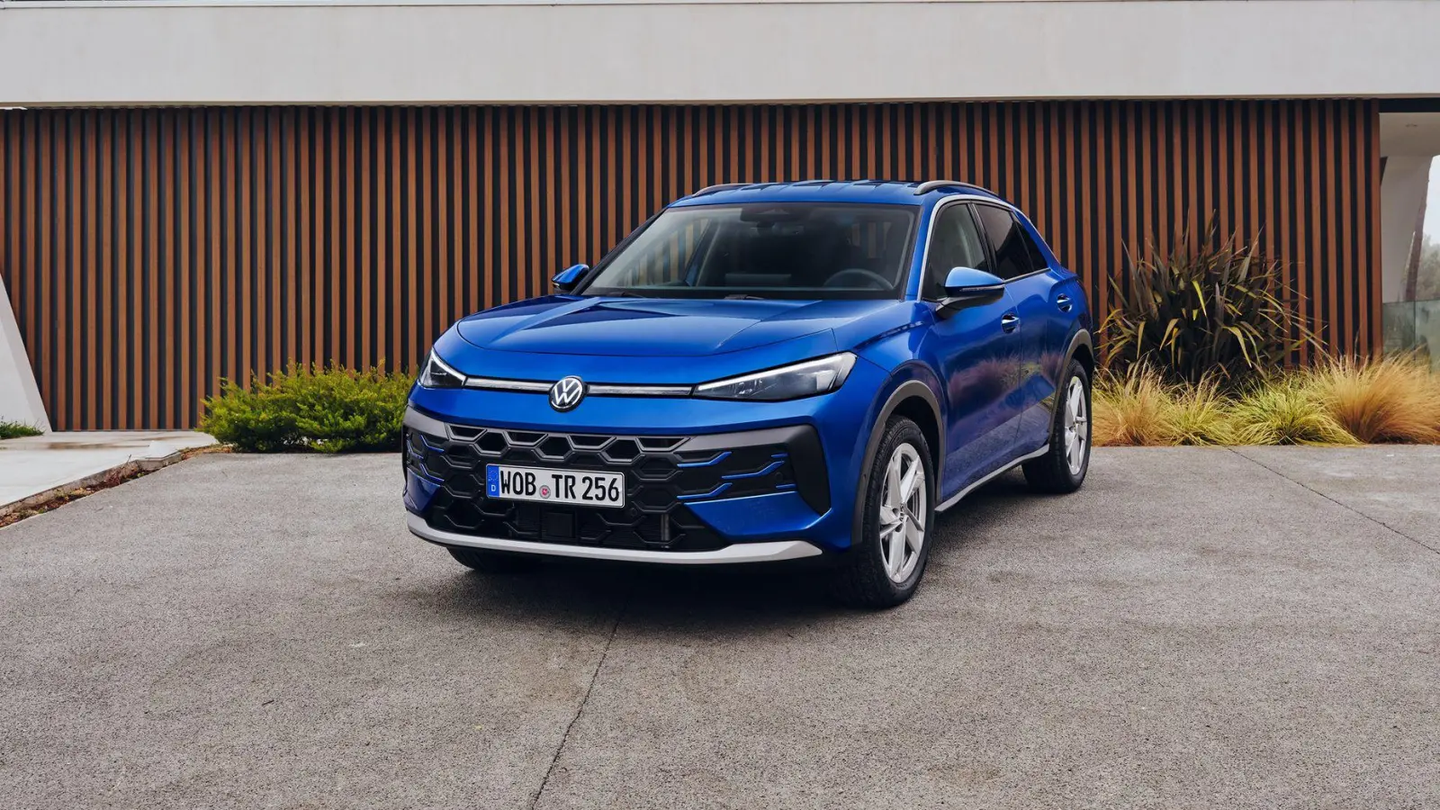 Der neue VW T-Roc startet mit frischem Design, mehr Platz und moderner Technik in die zweite Generation. (Foto: Volkswagen AG/dpa-tmn)