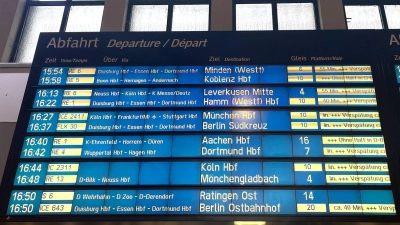 Die Pünktlichkeit im Fernverkehr der Bahn war im Juli genauso niedrig wie im Juni. (Symbolbild) (Foto: Arne Meyer/dpa)