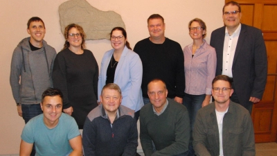 Die Nominierten mit Bürgermeisterkandidat: hinten (jeweils von links) Markus Zellner, Anne-Katrin Schmidt, Laura Haertel, Harald Hofmann, Sabine von Germeten und Alexander Loscher-Frühwald: vorne Manuel Scheller, Johannes Hudezeck (der Bürgermeisterkandidat), Hartmut Pöllot und Stefan Mönius. Es fehlen Dieter Popp und Greta Schneider. (Foto: Peter Gerstberger)