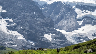 „Ein Problem ist vor allem, dass die Hitzewellen so lange angehalten haben“, sagt Severin Karrer, Fachleiter für Ausbildung, Bergsport und Sicherheit im Sommer beim Schweizer Alpen-Club (SAC). (Foto: Peter Schneider/KEYSTONE/dpa)