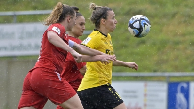 Comeback nach 23 Monaten: Wie hier ging Nina Heisel (in Gelb) gegen den FC Ingolstadt für Weinberg gleich wieder vorne weg. (Foto: Martin Rügner)