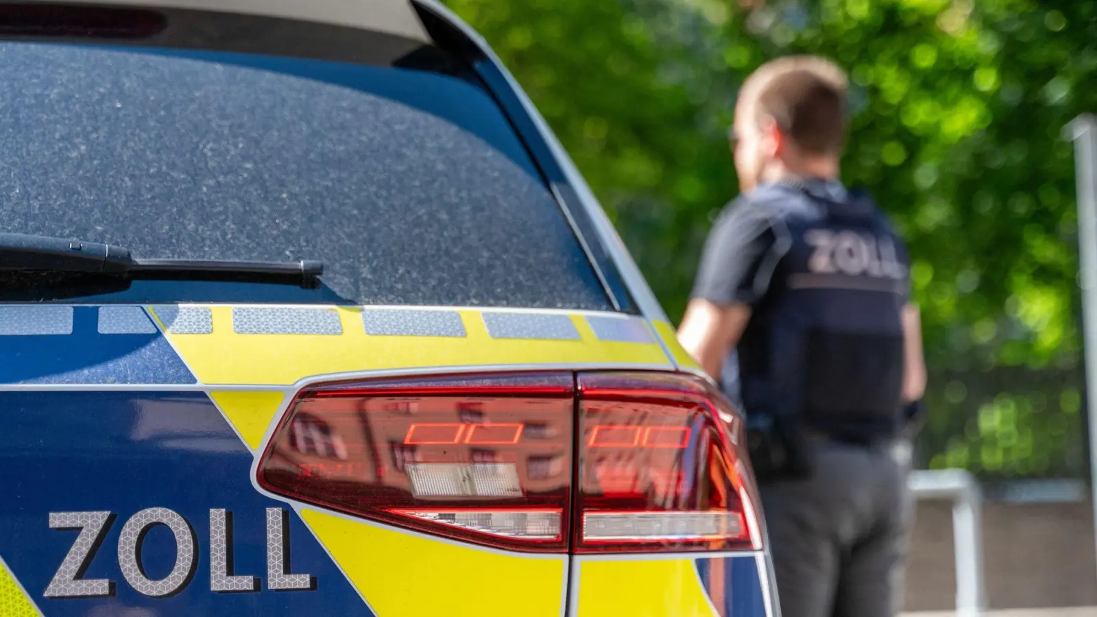 Ermittler des Zollfahndungsamtes sichern bei Durchsuchungen in Bayern Beweismaterial und Wasserpfeifentabak mit mutmaßlich falschen Steuerzeichen. (Symbolbild) (Foto: Leonie Asendorpf/dpa)