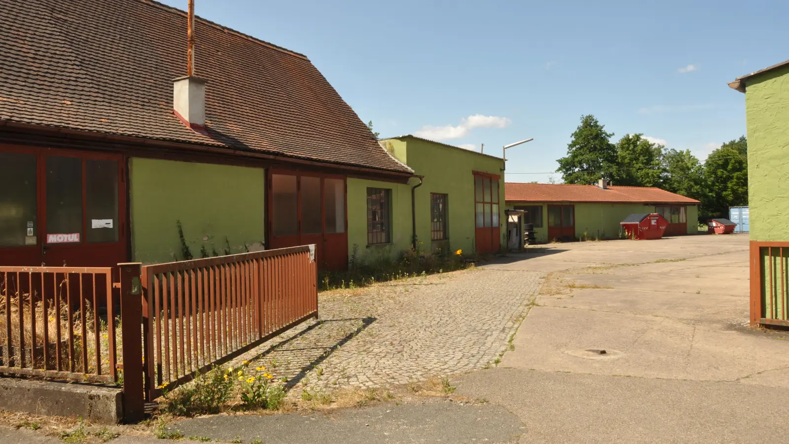 Auf diesem brachliegenden Gewerbeareal in unmittelbarer Nähe zur Leutershäuser Altstadt soll Wohnraum entstehen. Der Stadtrat gab für die Bauleitplanung grünes Licht. (Foto: Wolfgang Grebenhof)