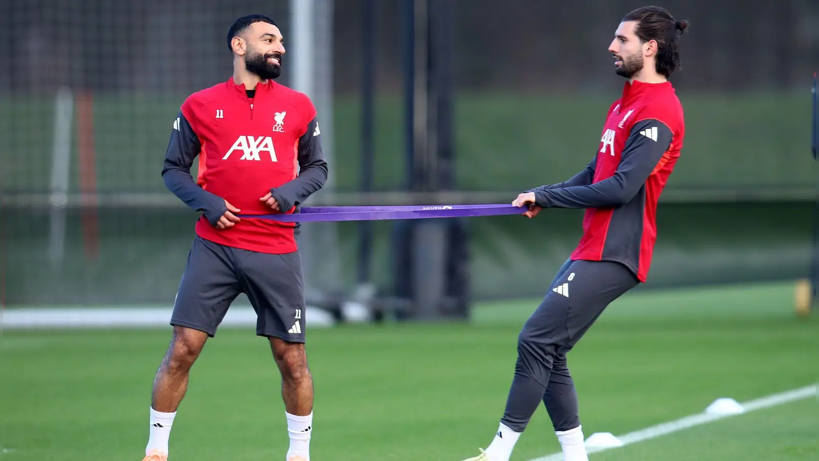 Bayern-Sportvorstand Max Eberl hat Spekulationen über eine mögliche Verpflichtung von Stürmerstar Mohamed Salah (l) vom FC Liverpool zurückgewiesen. (Foto: Tim Markland/PA Wire/dpa)