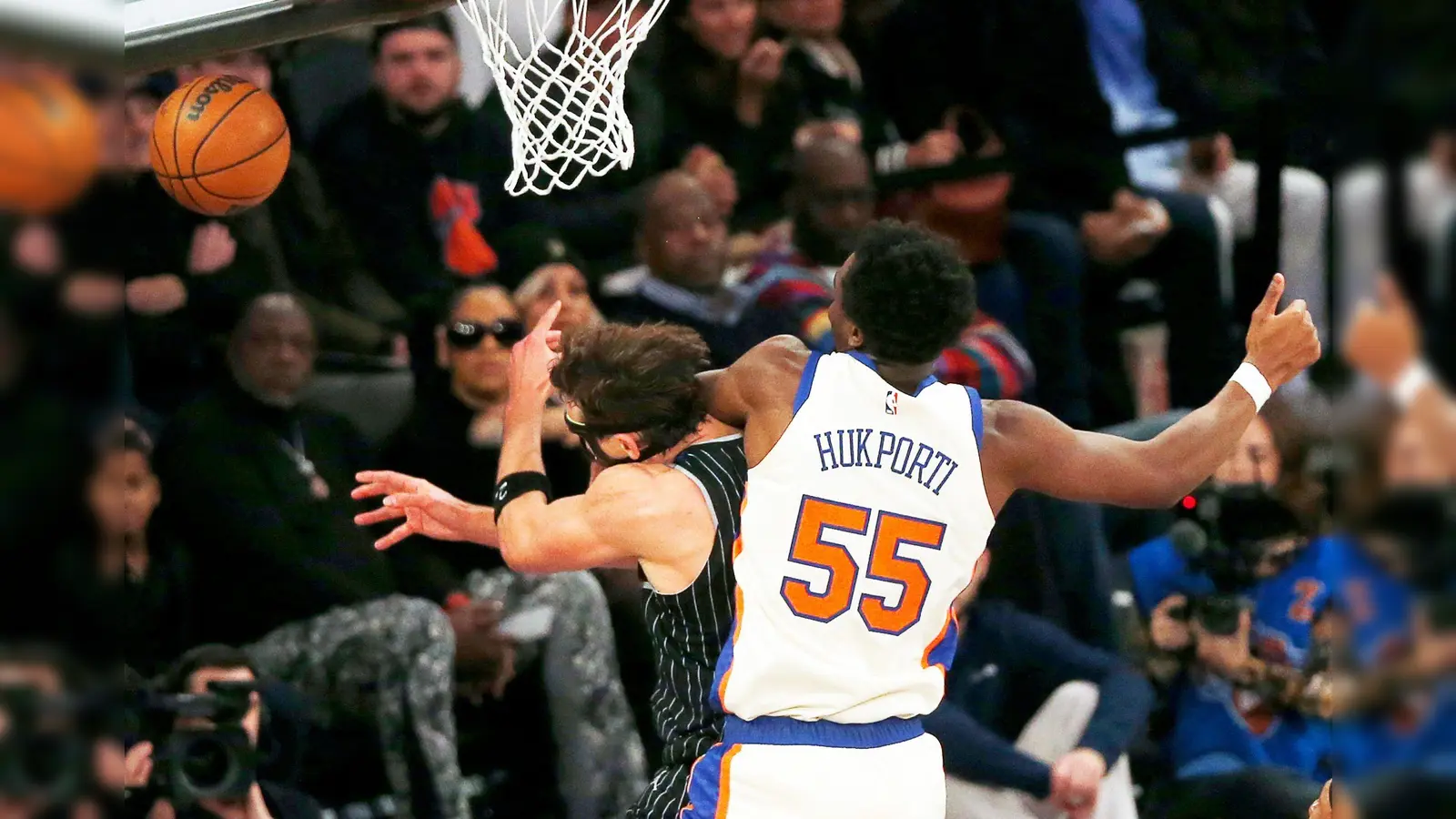 NBA-Star Franz Wagner (links) wird von seinem deutschen Landsmann und Gegenspieler Ariel Hukporti folgenschwer gefoult. (Foto: John Munson/AP/dpa)