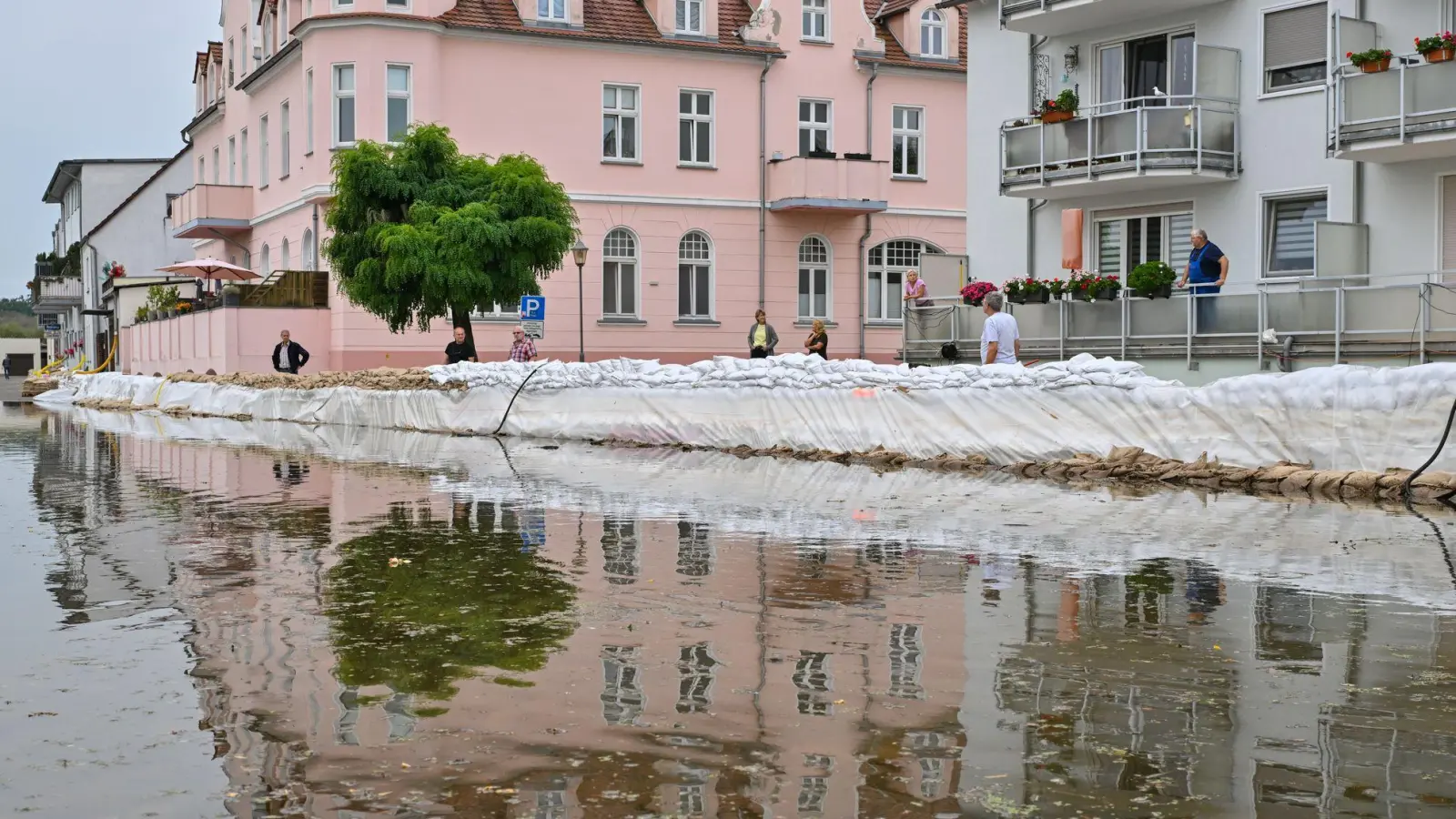 Erste Straßen sind in Eisenhüttenstadt überflutet. Die Stadt muss sich auf weiter steigende Wasserstände einstellen. (Foto: Patrick Pleul/dpa)