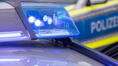 Zwei mit Macheten bewaffnete Männer haben eine Tankstelle überfallen und sind dann auf Fahrrädern geflüchtet. (Symbolbild) (Foto: Daniel Karmann/dpa)