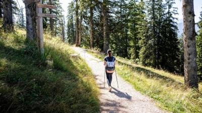 Wanderwege sind in Deutschland nach Schwierigkeitsgraden farblich markiert, doch die Farbcodes können in anderen Ländern abweichen, was zu Missverständnissen führen kann. (Foto: Benjamin Nolte/dpa-tmn)