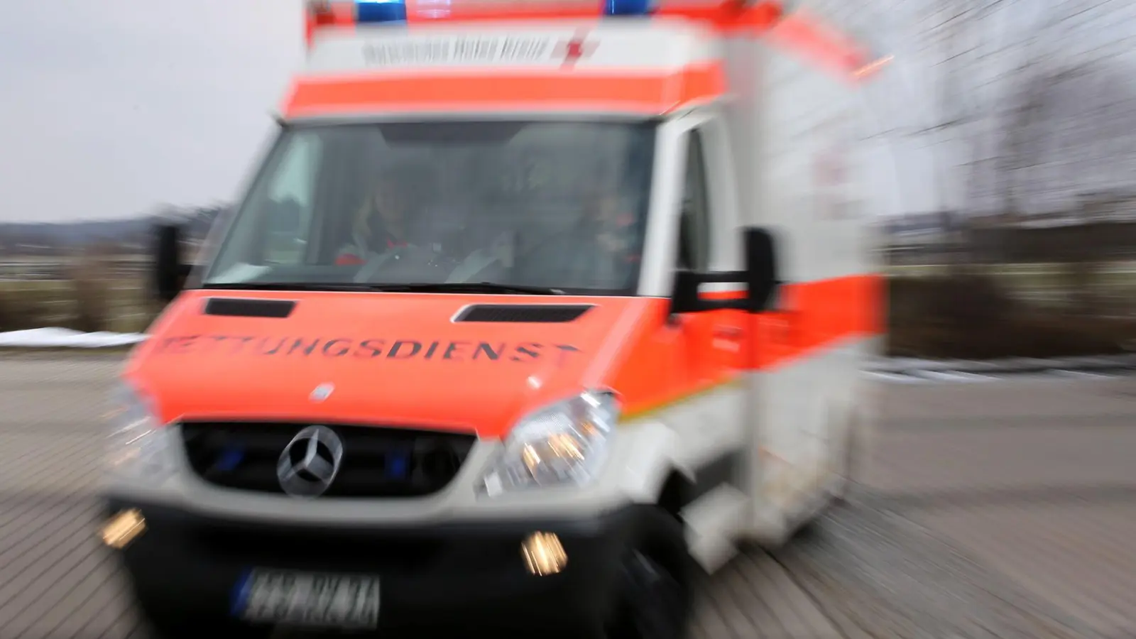Der Rettungsdienst bringt die Frau in ein Krankenhaus. (Symbolbild) (Foto: Stephan Jansen/dpa)