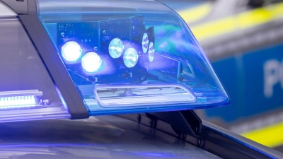 Mit Hunden und einem Helikopter suchen die Beamte nach den Tätern. (Symbolbild) (Foto: Daniel Karmann/dpa)