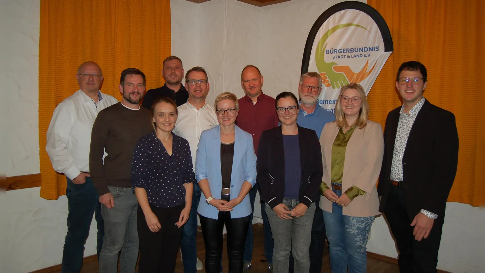 Elf Kandidatinnen und Kandidaten umfasst die Stadtratsliste, die das Bürgerbündnis für die Kommunalwahl im März 2026 aufgestellt hat. Mit dabei ist Bürgermeisterkandidat Jörg Edelmann (rechts im Bild). (Foto: Markus Weinzierl)