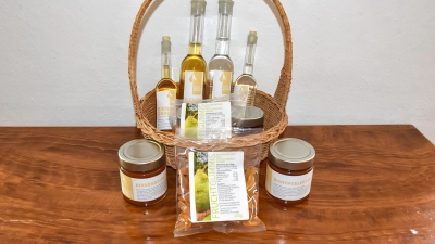 Hochwertige Spezialitäten aus Feuchtwanger Birnen: Neben Fruchtgummi gibt es jetzt auch Birnengelee sowie im Eichenfass gereiften beziehungsweise klaren Birnenbrand. (Foto: Stadt Feuchtwangen/Rebecca Weber)