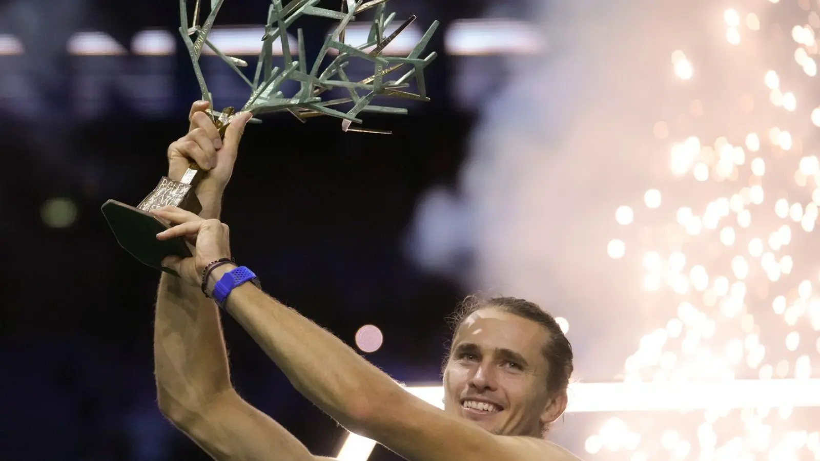 Gestärkt vom Turniersieg in Paris startet Alexander Zverev als einer der Mitfavoriten bei den ATP Finals in Turin.  (Foto: Thibault Camus/AP/dpa)